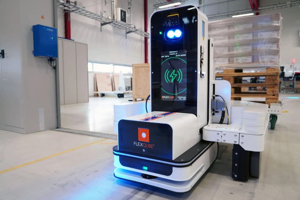 Warehouse AMR with wireless charging status display